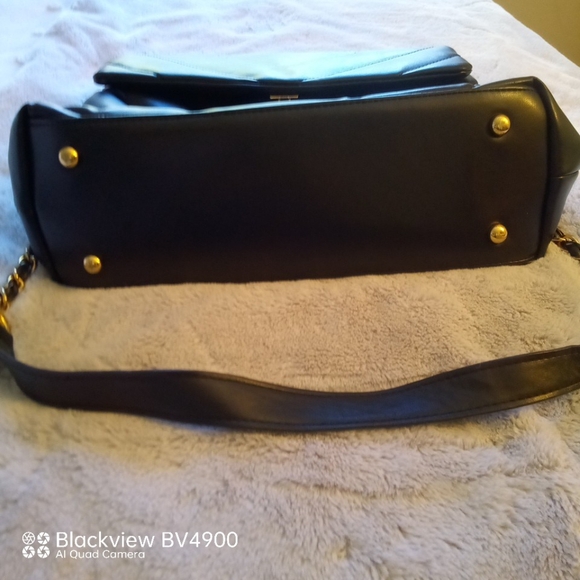 Lulu's chic black quilted crossbody bag. - Picture 7 of 10